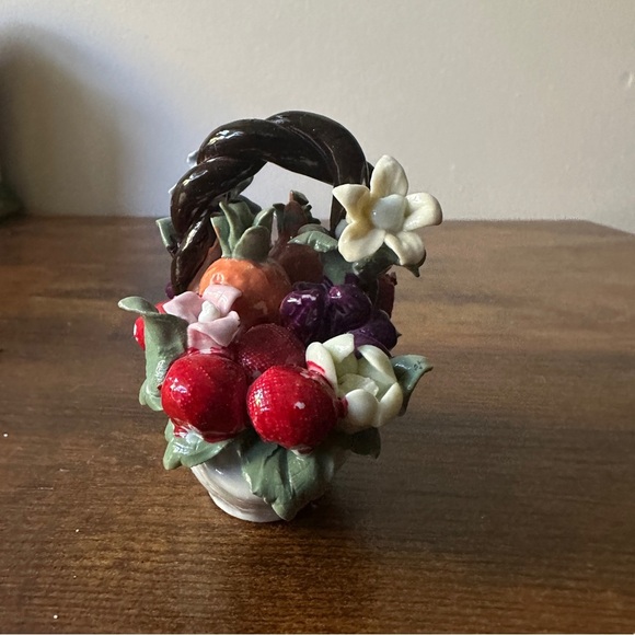 Vtg Capodimonte Style Porcelain Fruit & Flower Basket Figurine - Hand-Painted - Picture 3 of 3